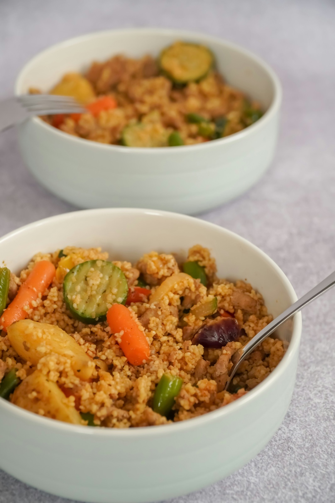 Couscous au poulet servi dans un plat